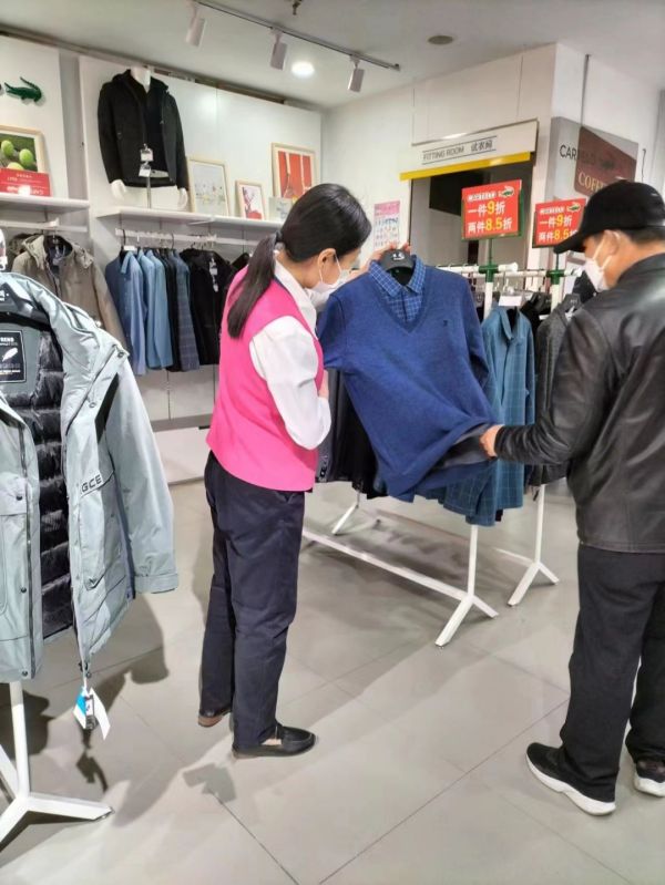 【新時(shí)代商廈寶龍店】企業(yè)文化踐行者（14）為顧客推薦合適的商品